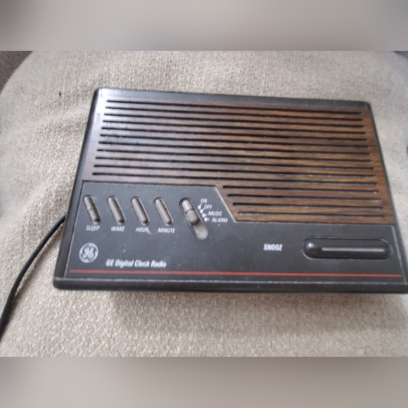 GE Digital Alarm Clock/Radio - Picture 2 of 2